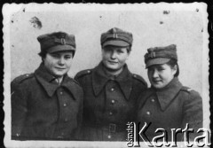 1943, ZSRR.
W środku Stefania Gwazdacz, żołnierz batalionu kobiecego 1 Dywizji Piechoty im. Tadeusza Kościuszki.
Fot. NN, zbiory Ośrodka KARTA, udostępniła Zofia Górska