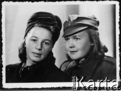 Brak daty, ZSRR.
Portret dwóch młodych kobiet; z prawej Stefania Gwazdacz w mundurze.
Fot. NN, zbiory Ośrodka KARTA, udostępniła Zofia Górska