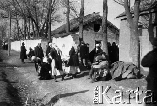 20.03.1942, Maukent, Kazachstan, ZSRR.
Scena uliczna, grupa Kirgizów.
Fot. Zygmunt Klemensiewicz, zbiory Ośrodka KARTA [sygn. A 22]

