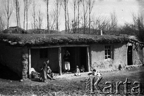 20.03.1942, Maukent, Kazachstan, ZSRR.
Kirgizi przed domem.
Fot. Zygmunt Klemensiewicz, zbiory Ośrodka KARTA [sygn. A 24]

