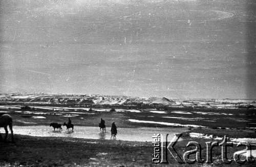 20.03.1942, Maukent, Kazachstan, ZSRR.
Przejście przez rzekę.
Fot. Zygmunt Klemensiewicz, zbiory Ośrodka KARTA [sygn. A 26]

