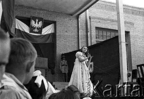 30.04.1943, Teheran, Iran.
Obóz Cywilny nr 1 dla ludności polskiej ewakuowanej z ZSRR. wraz z żołnierzami II Korpusu Polskiego, przedstawienie - taniec solowy.
Fot. Zygmunt Klemensiewicz, zbiory Ośrodka KARTA [sygn. B 28]

