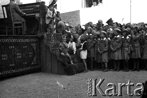 30.04.1943, Teheran, Iran.
Obóz Cywilny nr 1 dla ludności polskiej ewakuowanej z ZSRR. wraz z żołnierzami II Korpusu Polskiego,  publiczność podczas przedstawienia.
Fot. Zygmunt Klemensiewicz, zbiory Ośrodka KARTA [sygn. B 30]

