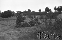 8.05.1943, Teheran, Iran.
Obóz Cywilny nr 3 dla ludności polskiej ewakuowanej z ZSRR. wraz z żołnierzami II Korpusu Polskiego,  widzowie podczas przedstawienia.
Fot. Zygmunt Klemensiewicz, zbiory Ośrodka KARTA [sygn. B 70]

