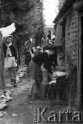 Październik 1943, Teheran, Iran.
Obóz Cywilny nr 5. Dzieci robiące pranie.
Fot. Zygmunt Klemensiewicz, zbiory Ośrodka KARTA [B 217]

