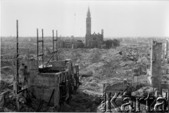 1945-1946, Warszawa, Polska.
Ruiny miasta, w tle kościół św. Augustyna.
Fot. NN, zbiory Ośrodka KARTA
