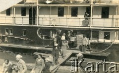 1938, Wanda, Misiones, Argentyna.
Nowoprzybyła rodzina Pastuszaków opuszcza statek 