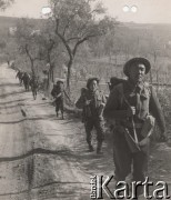 21.02.1944, Cassino, Włochy.
Bitwa pod Monte Cassino. Indiański oddział idzie górską drogą w rejonie Cassino.
Fot. NN, zbiory Instytutu Józefa Piłsudskiego w Londynie
