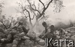 Wiosna 1944, Cassino, Włochy.
Bitwa pod Monte Cassino, dwaj alianccy żołnierze za kamiennym murkiem.
Fot. NN, zbiory Instytutu Józefa Piłsudskiego w Londynie
