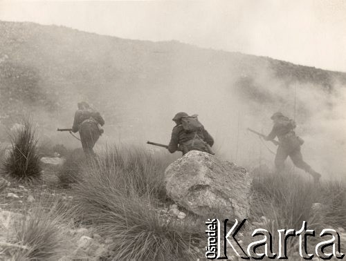 Wiosna 1944, Cassino, Włochy.
Bitwa pod Monte Cassino. Żołnierze piechoty idący do natarcia.
Fot. NN, zbiory Instytutu Józefa Piłsudskiego w Londynie
