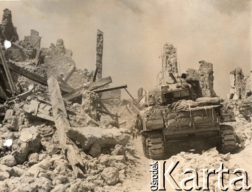 14.05.1944, San Angelo, Włochy.
Bitwa pod Monte Cassino. Czołg Sherman przejeżdżający przez dymiące ruiny miasteczka San Angelo. 
Fot. NN, zbiory Instytutu Józefa Piłsudskiego w Londynie
