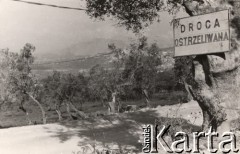Maj 1944, Cassino, Włochy.
Bitwa pod Monte Cassino. Napis ostrzegawczy na tablicy przy drodze: 