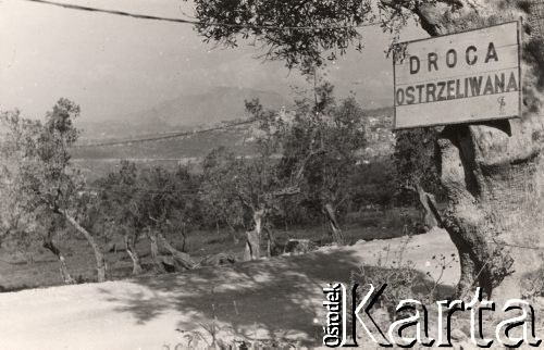 Maj 1944, Cassino, Włochy.
Bitwa pod Monte Cassino. Napis ostrzegawczy na tablicy przy drodze: 