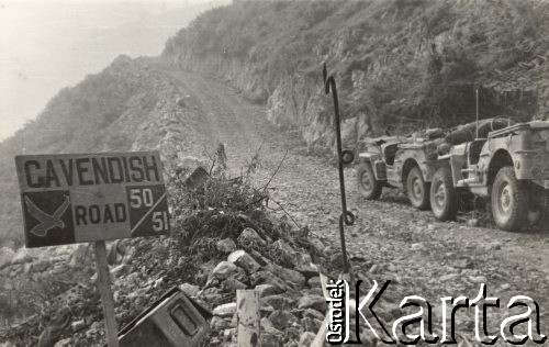 Maj 1944, Cassino, Włochy.
Bitwa pod Monte Cassino – droga rozminowywana przez polskich saperów, z prawej stoją dwa terenowe samochody.
Fot. NN, zbiory Instytutu Józefa Piłsudskiego w Londynie
