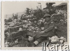 Maj 1944, Cassino, Włochy.
Bitwa pod Monte Cassino. Major Leon Firczyk, dowódca 9 Batalionu Strzelców Karpackich, siedzący przy skrzyniach amunicji.
Fot. NN, zbiory Instytutu Józefa Piłsudskiego w Londynie
