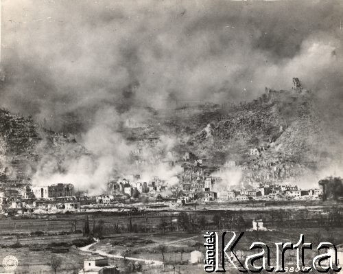 15.03.1944, Cassino, Włochy.
Bitwa pod Monte Cassino. Rejon największych bombardowań alianckich, ruiny miasta. W lewym rogu zdjęcia pieczątka: 