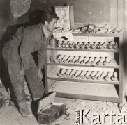 Maj 1944, Cassino, Włochy.
Bitwa pod Monte Cassino. Pociski artyleryjskie leżące na półce w zakrystii kościoła.
Fot. NN, zbiory Instytutu Józefa Piłsudskiego w Londynie
