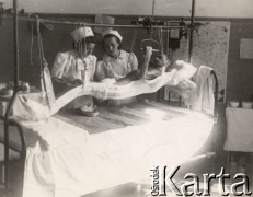 Maj 1944, Cassino, Włochy.
Bitwa pod Monte Cassino, ciężko ranny por. Jagiełło w szpitalu, obok jego łóżka stoją dwie pielęgniarki.
Fot. NN, zbiory Instytutu Józefa Piłsudskiego w Londynie
