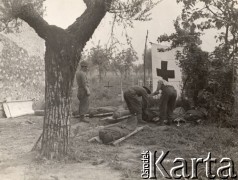 Maj 1944, Cassino, Włochy.
Bitwa pod Monte Cassino, cmentarz polowy - przygotowania do pogrzebu, zwłoki poległych żołnierzy zawinięte w koce. 
Fot. NN, zbiory Instytutu Józefa Piłsudskiego w Londynie
