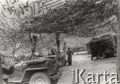 Maj 1944, wąwóz Inferno, Włochy.
Bitwa pod Monte Cassino - wąwóz Inferno, siatka maskująca rozciągnięta nad miejscem do parkowania samochodów.
Fot. NN, zbiory Instytutu Józefa Piłsudskiego w Londynie
