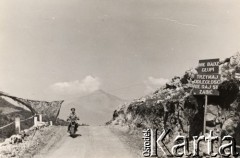 Maj 1944, Acquafondata, Włochy.
Bitwa pod Monte Cassino. Żołnierz jadący na motocyklu, z prawej przy drodze napis: 