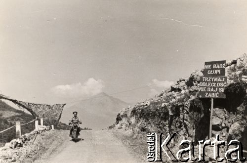 Maj 1944, Acquafondata, Włochy.
Bitwa pod Monte Cassino. Żołnierz jadący na motocyklu, z prawej przy drodze napis: 