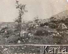 Maj 1944, rejon Monte Cassino, Włochy.
Krajobraz w okolicach Monte Cassino, na pierwszym planie biała taśma wyznaczająca drogę. 
Fot. NN, zbiory Instytutu Józefa Piłsudskiego w Londynie

