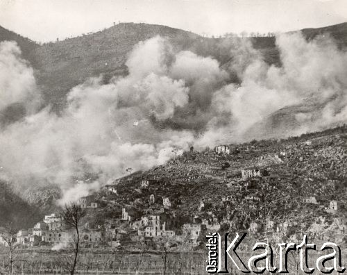 7.02.1944, Cassino, Włochy.
Bitwa pod Monte Cassino. Miasteczko pod ogniem artylerii amerykańskiej.
Fot. NN, zbiory Instytutu Józefa Piłsudskiego w Londynie
