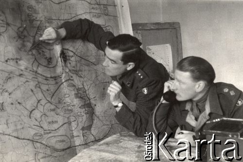 Maj 1944, Cassino, Włochy.
Bitwa pod Monte Cassino. Pułkownik M.A. Griffith-Jones OBE oraz kpt. Drzemieniecki przy pracy w oddziale operacyjnym.
Fot. NN, zbiory Instytutu Józefa Piłsudskiego w Londynie
