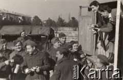 Maj 1944, rejon Monte Cassino, Włochy.
Bitwa pod Monte Cassino. Żołnierze 2 Korpusu Polskiego stojący obok ciężarówki-kantyny.
Fot. NN, zbiory Instytutu Józefa Piłsudskiego w Londynie
