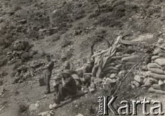 Maj 1944, Cassino, Włochy.
Bitwa pod Monte Cassino. Poobiedni odpoczynek żołnierzy 3 Batalionu Strzelców Karpackich przed schronem na zboczu góry, w 