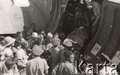 Maj 1944, rejon Monte Cassino, Włochy.
Bitwa pod Monte Cassino. Wnoszenie rannych żołnierzy na pokład samolotu.
Fot. NN, zbiory Instytutu Józefa Piłsudskiego w Londynie
