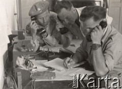 Maj 1944, rejon Monte Cassino, Włochy.
Bitwa pod Monte Cassino. Żołnierze 2 Korpusu Polskiego rozmawiający przez telefony w centrum operacyjnym. 
Fot. NN, zbiory Instytutu Józefa Piłsudskiego w Londynie
