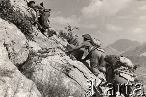 Maj 1944, rejon Monte Cassino, Włochy.
Bitwa pod Monte Cassino. Żołnierze ze skrzynkami amunicji wspinający się na pozycje na zboczu góry.
Fot. NN, zbiory Instytutu Józefa Piłsudskiego w Londynie
