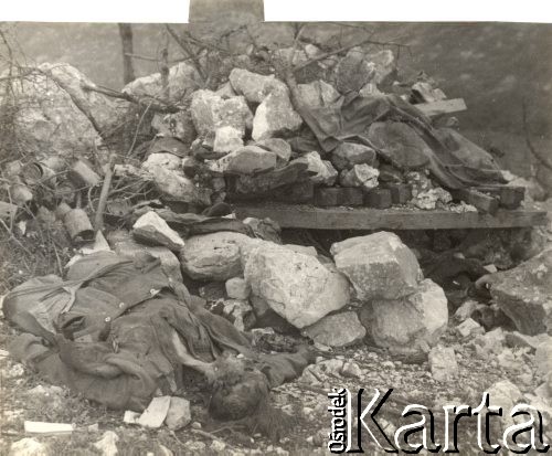 Maj 1944, Cassino, Włochy.
Bitwa pod Monte Cassino, zwłoki poległych żołnierzy.
Fot. NN, zbiory Instytutu Józefa Piłsudskiego w Londynie
