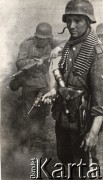 Wiosna 1944, rejon Monte Cassino, Włochy.
Bitwa pod Monte Cassino. Niemiecki żołnierz z pistoletem, granatem i pasem amunicyjnym na szyi.
Fot. NN, zbiory Instytutu Józefa Piłsudskiego w Londynie