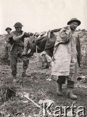 Maj 1944, rejon Monte Cassino, Włochy.
Bitwa pod Monte Cassino. Żołnierze zabierający z pola walki zwłoki poległych żołnierzy.
Fot. NN, zbiory Instytutu Józefa Piłsudskiego w Londynie