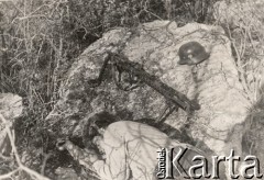 Maj 1944, San Angelo, Włochy.
Poległy żołnierz 2 Korpusu, na kamieniu leży karabin i niemiecki hełm.
Fot. kpt. Zajączkowski, zbiory Instytutu Józefa Piłsudskiego w Londynie
