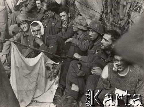 Maj 1944, rejon Monte Cassino, Włochy.
Bitwa pod Monte Cassino. Grupa niemieckich żołnierzy z białą flagą, wśród nich wielu rannych.
Fot. NN, zbiory Instytutu Józefa Piłsudskiego w Londynie