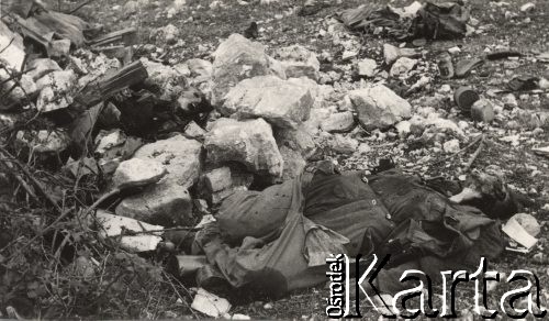 Maj 1944, rejon Monte Cassino, Włochy.
Bitwa pod Monte Cassino. Zwłoki żołnierzy na polu bitwy.
Fot. NN, zbiory Instytutu Józefa Piłsudskiego w Londynie