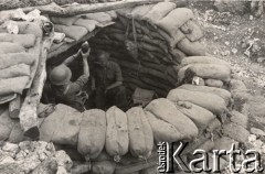 Maj 1944, rejon Monte Cassino, Włochy.
Bitwa pod Monte Cassino, stanowisko moździerza obłożone workami z piaskiem.
Fot. NN, zbiory Instytutu Józefa Piłsudskiego w Londynie