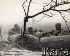 Wiosna 1944, rejon Monte Cassino, Włochy.
Bitwa pod Monte Cassino. Trzej amerykańcy żołnierze siedzący w pontonie. W lewym rogu zdjęcia pieczątka: 