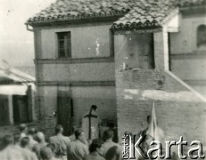 1944, rejon Monte Cassino, Włochy.
Żołnierze 2 Korpusu Polskiego podczas nabożeństwa.
Fot. kpt. lekarz Zbigniew Godlewski, zbiory Instytutu Józefa Piłsudskiego w Londynie
