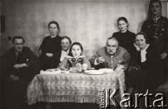 Przed 1935, Sulejówek, Polska.
Marszałek Józef Piłsudski, trzecia od lewej siedzi jego żona Aleksandra Piłsudska.
Fot. NN, zbiory Instytutu Józefa Piłsudskiego w Londynie