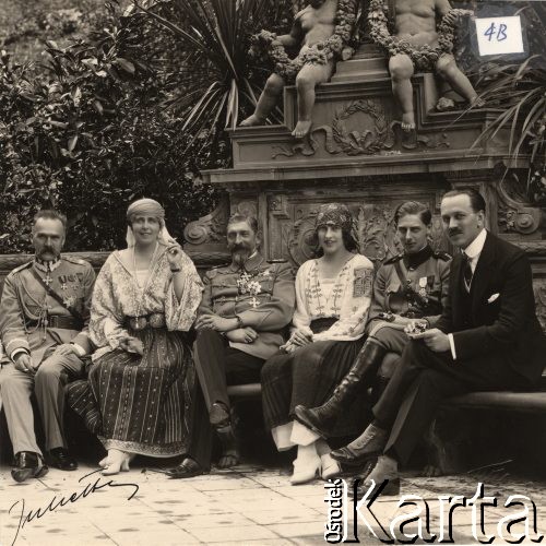 Wrzesień 1922, Rumunia.
Marszałek Józef Piłsudski, królowa Maria i król Rumunii Ferdynand I, księżniczka Ileana, książę Mikołaj i A. Skrzyński. W okresie międzywojennym Polska była bezpośrednim sąsiadem Rumunii. Dnia 3 III 1921 r., w Bukareszcie, została zawarta konwencja o przymierzu odpornym, w której państwa zobowiązały się wspierać w przypadku zagrożenia ich granic wschodnich. Celem sfinalizowania konwencji wojskowej i dla zamanifestowania przyjaźni polsko-rumuńskiej Józef Piłsudski udał się 12 IX 1922 r. z wizytą do Rumunii.
Fot. NN, zbiory Instytutu Józefa Piłsudskiego w Londynie