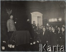 1921, Polska.
Józef Piłsudski na mównicy podczas zjazdu Legionów.
Fot. NN, zbiory Instytutu Józefa Piłsudskiego w Londynie