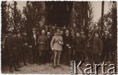1921, Wilejka, Polska.
Grupa żołnierzy przed budynkiem, w środku stoi Marszałek Józef Piłsudski.
Fot. NN, zbiory Instytutu Józefa Piłsudskiego w Londynie