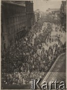 1.05.1920, Warszawa, Polska.
Pochód pierwszomajowy na Krakowskim Przedmieściu, manifestanci z hasłami, m.in. 