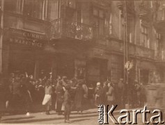 1920, Warszawa, Polska.
Kolejka po chleb przed sklepem 
