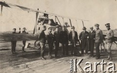 1920, brak miejsca.
Wacław Sieroszewski (stoi czwarty od prawej) z lotnikami na tle samolotu Brandenburg.
Fot. NN, zbiory Instytutu Józefa Piłsudskiego w Londynie